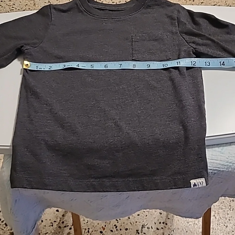 GAP KIDS Boys T-Shirt Size Dark Gray Size 5T Sleeve Crew Neck Cotton EUC